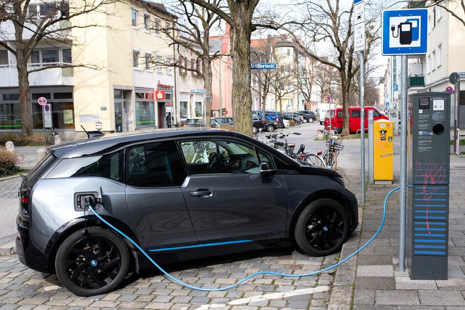 Ist nach dem Aufladen tatsächlich so viel im Tank^ wie auf der Ladesäule angezeigt? Das überprüft das Sächsische Eichamt jetzt mit neuer Technik.