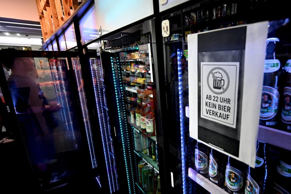 Die Verbots-Zettel – wie hier im im Kiosk "Sina Shop" – sind im Münchner Uni-Viertel Geschichte. Vorerst.