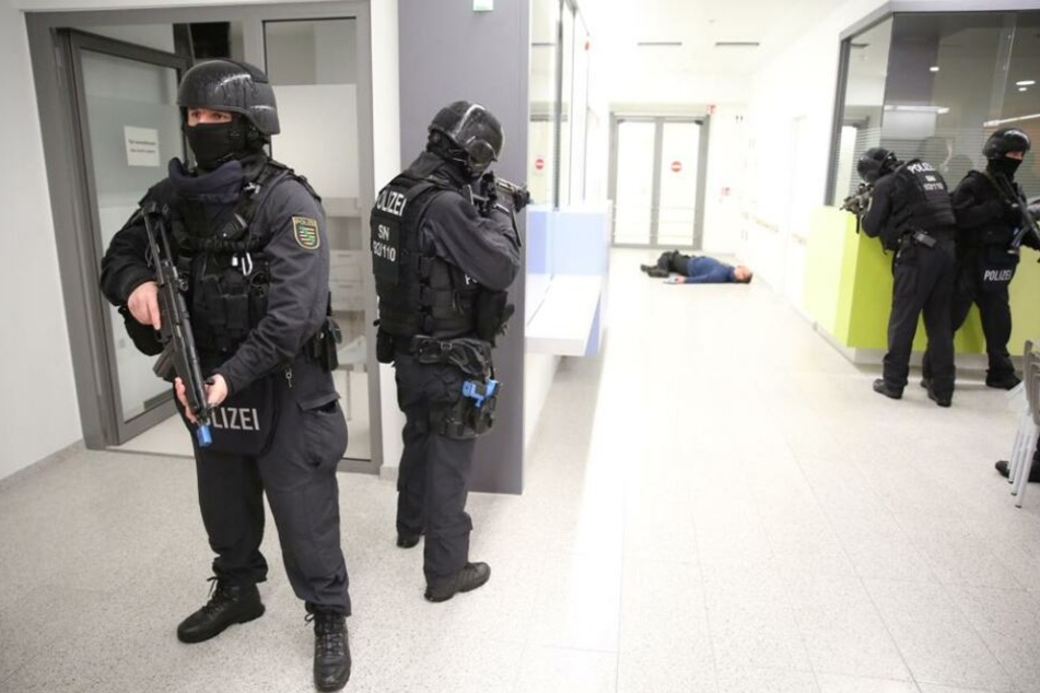 Hier wird simuliert, dass der Täter sich selbst gerichtet hat.