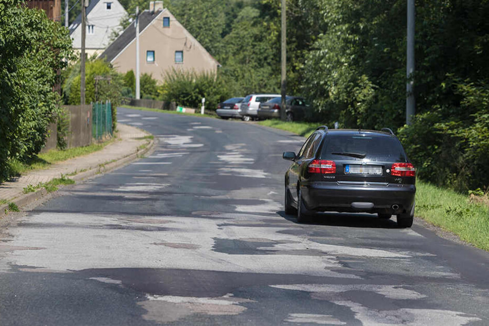Seit Jahren verkommt die Staatsstraße S 223 von Olbernhau nach Pockau-Lengefeld zum Flickenteppich. Hier in Blumenau wurde die Straße 1985 das letzte Mal grundhaft ausgebaut.