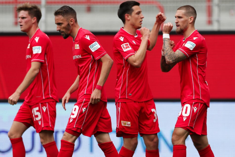 ... sodass der (r.) seinen 1:0-Führungstor mit seinen Mannschaftskollegen bejubeln konnte.