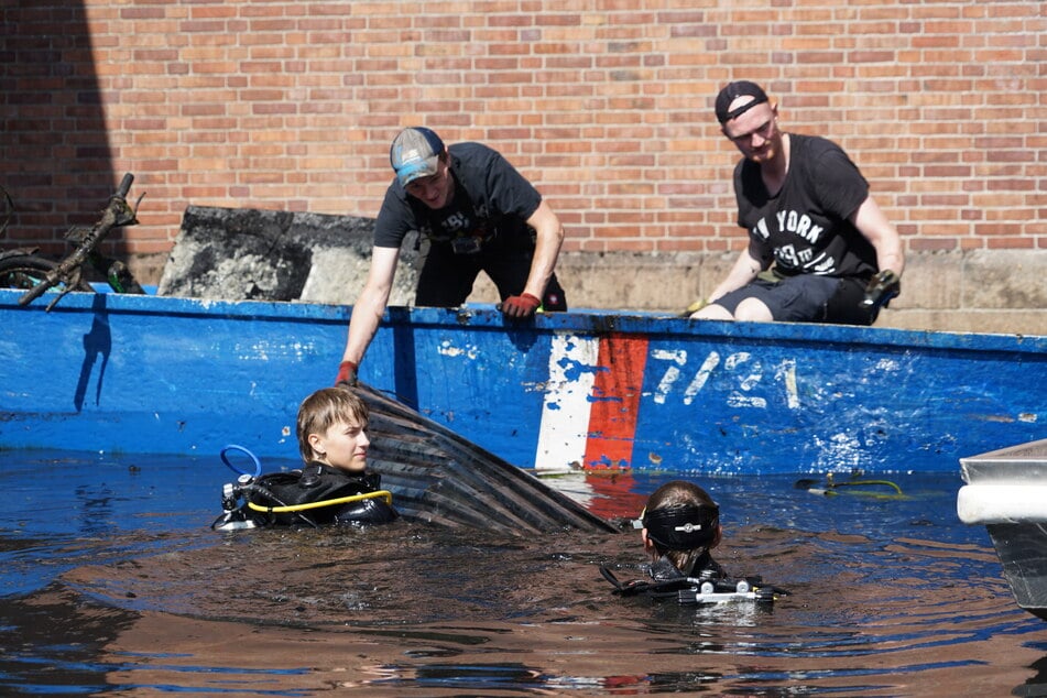 Die von den Tauchern gefundenen Gegenstände wurden von weiteren Helfern in die Boote gehoben. Der Schrott wird anschließend sortiert, teilweise noch von der Wasserschutzpolizei auf vorliegende Straftaten kontrolliert und dann fachgerecht entsorgt.