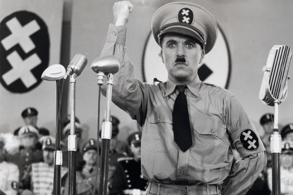 Formvollendete Hitler-Persiflage: Der antisemitische Diktator Anton Hynkel (Charlie Chaplin) hält seine berüchtigte "Blitzen!"- und "Stonk!"-Rede.