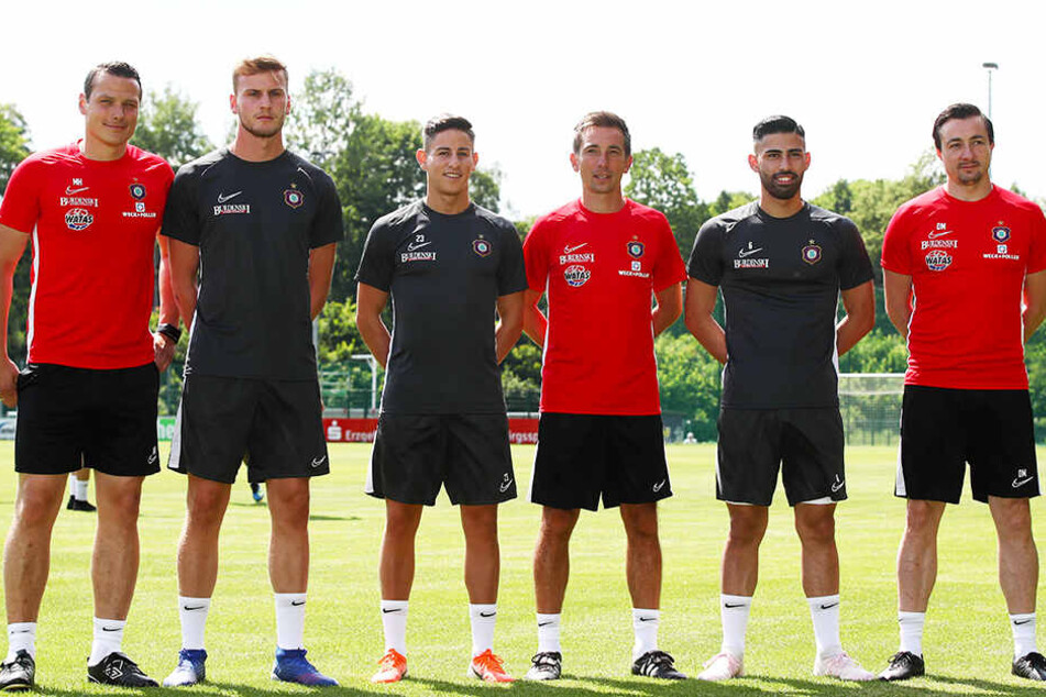 Von links: Co-Trainer Marc Hensel, die Neuzugänge Christoph Daferner, Nicolas Sessa, Co-Trainer Andre Meyer, Neuzugang Hikmet Ciftci und Trainer Daniel Meyer.