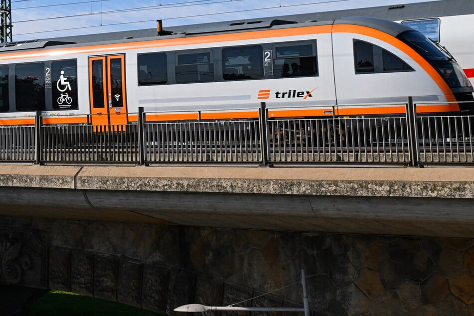 Viele "trilex"-Züge können derzeit nicht in Bischofswerda halten. Betroffene Fahrgäste müssen den Bus nehmen. (Archivbild)