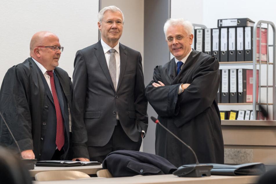 Alfred Lehmann (M, CSU), ehemaliger Oberbürgermeister von Ingolstadt, steht vor Prozessbeginn im Landgericht Ingolstadt mit seinen Anwälten Jörg Gragert (l) und Andreas Mariassy (r) zusammen im Gerichtssaal.