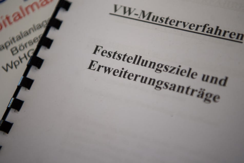 Aktenordner liegen zu Beginn des Verfahrens in einem Gerichtssaal.