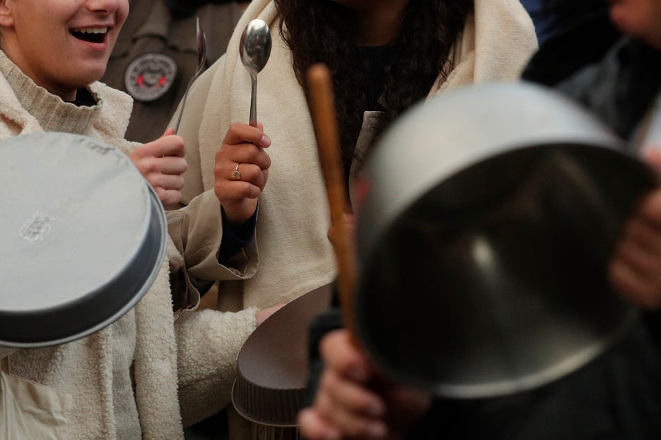 Mittels Topfschlagen sollen böse Geister vertrieben werden. (Symbolfoto)