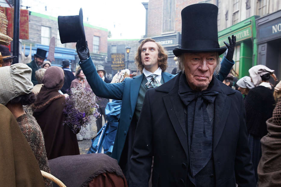 Scrooge (r., Christopher Plummer) ist stets missgelaunt, während Charles Dickens (Dan Stevens) mit offenen Armen und Augen durch die Welt geht.