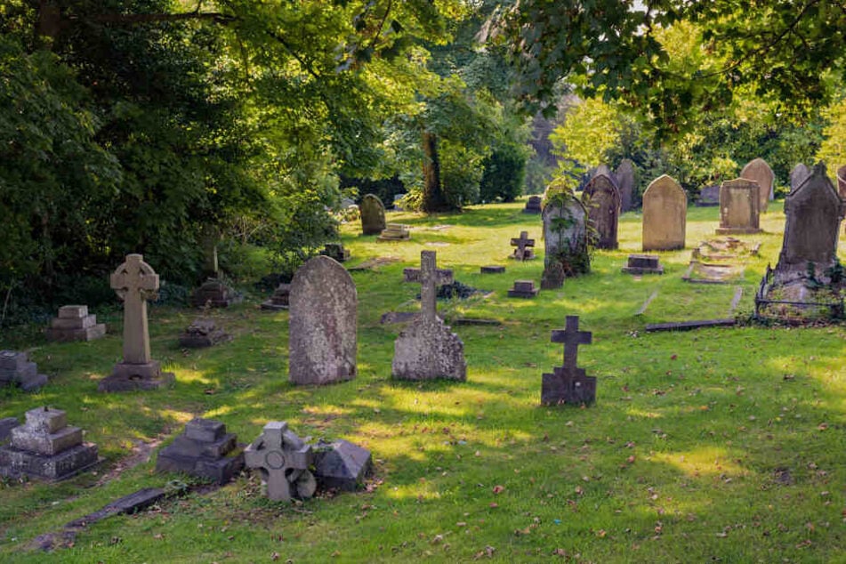 Auf dem Friedhof der St. Andrew's Church in Hove wurde eine Frau vergewaltigt. (Symbolbild)