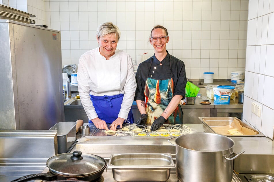Kochen ist ihre Leidenschaft: Christina Ruhs (54, l.) und Stephanie Bachmann (44) verwöhnen die Gäste kulinarisch.