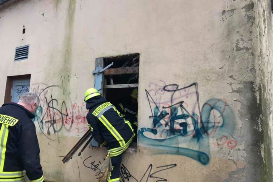 Um den Teenager zu befreien, musste die Feuerwehr das Fenster aufbrechen.