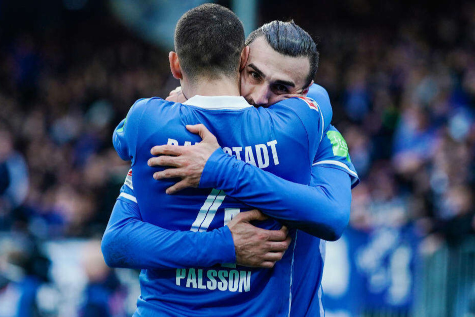 Torschütze Serdar Dursun freut sich mit Vorlagengeber Victor Pálsson über das 1:0.