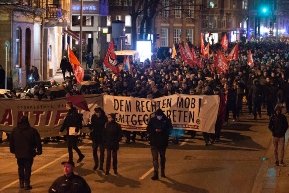 Rund 1500 Menschen demonstrierten am Mittwoch gegen FDP, CDU und AfD in Hamburg.