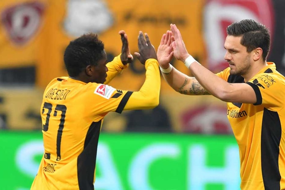 Der Augenblick des Comebacks: Pascal Testroet wird für Moussa Koné (l.) eingewechselt.