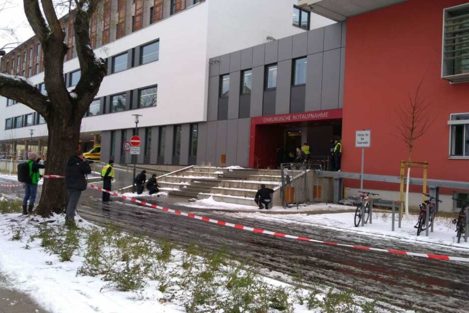 Am Eingang des neuen chirurgischen Zentrums an der Uniklinik wird der Ernstfall geprobt.