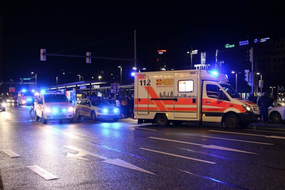 Polizei und Rettungsdienst am Unfallort.