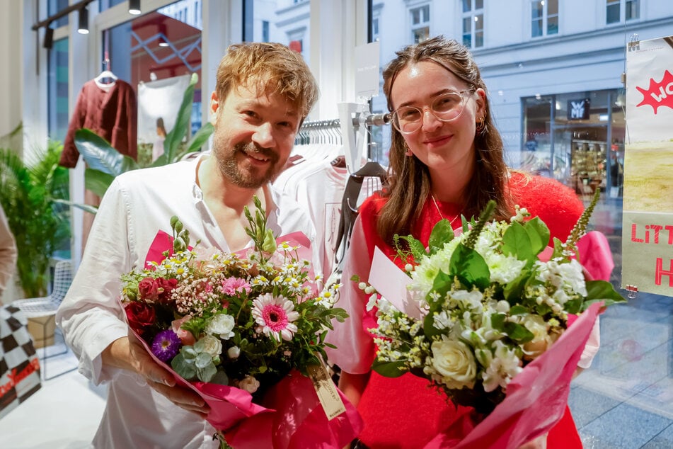 Gründer Christoph Munier (48, l.) und die Leipziger Store-Leiterin Maike Gajewski (28) freuen sich, dass der Laden jetzt endlich geöffnet hat.