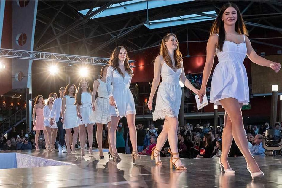 Die Teilnehmer absolvierten in der Chemnitzer Galerie Roter Turm zwei Catwalks. Dabei trugen sie Abendmode und einen eleganten Sommerlook.