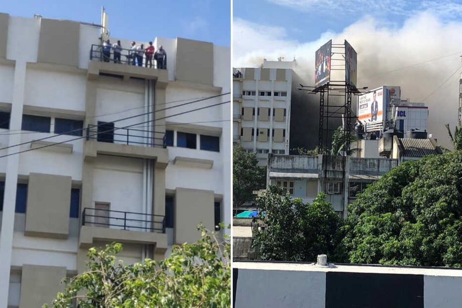 Mehrere Personen warten auf einem Balkon auf ihre Rettung, während es im Gebäude brennt.