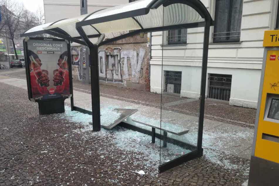 Erst die Straßenbahn, dann die Haltestelle: In ihrem Übermut zerstörte eine Gruppe Jugendlicher in der Nacht mehrere Scheiben.