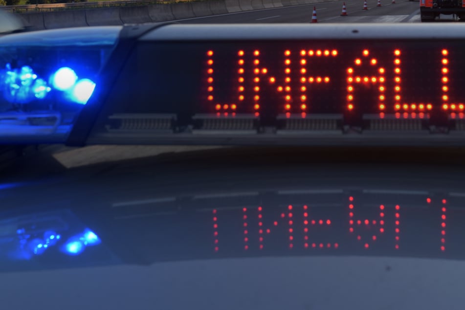 Während der Bergungsmaßnahmen war die Kreisstraße für mehrere Stunden gesperrt. (Symbolbild)