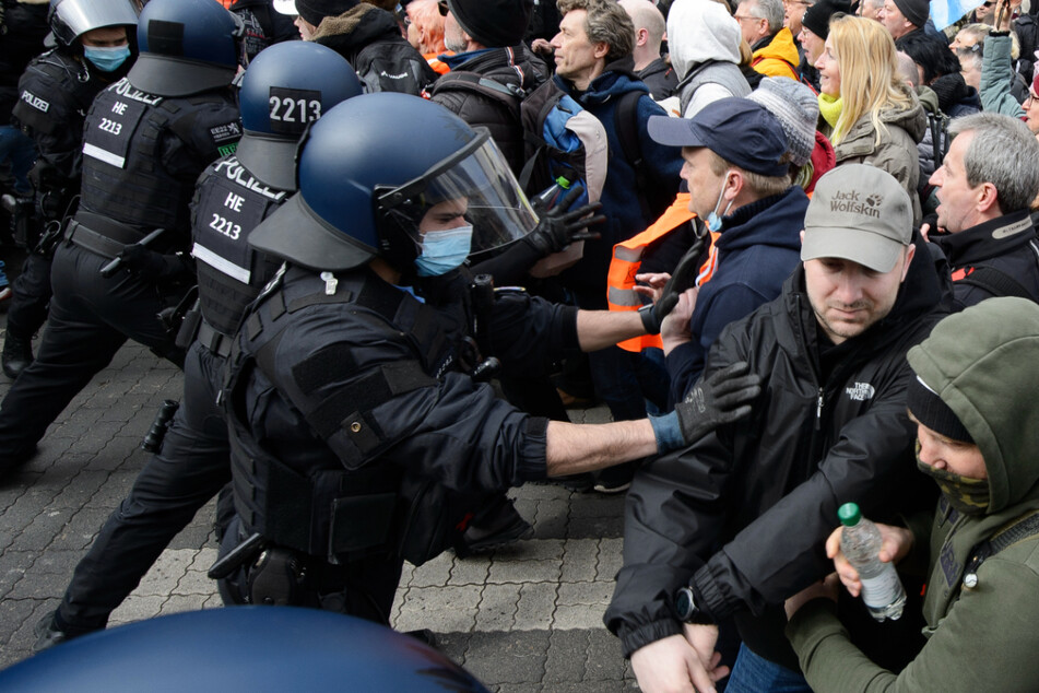 Bei einer "Querdenker"-Demonstration im März in Kassel kam es zu Ausschreitungen.