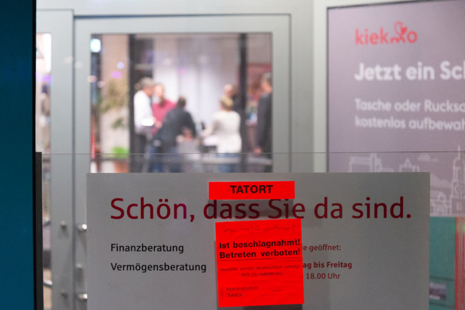 In der Sparkasse suchen Ermittler nach Spuren.
