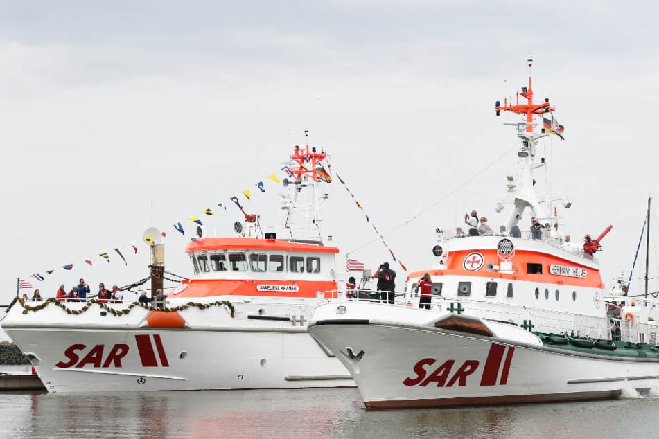 Zwei Seenotrettungskreuzer liegen im Hafen vor Anker. (Symbolbilder)
