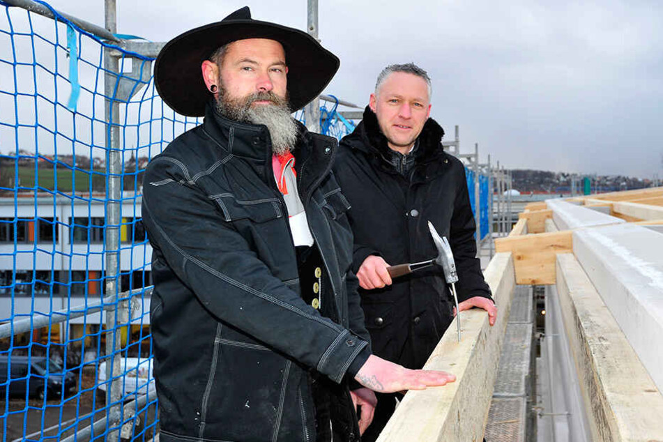 Zimmermann René Philipp (48) und Carsten Michaelis (45), Beigeordneter des Landkreises Zwickau, hämmerten nach dem Richtspruch den letzten Nagel in die Balken.