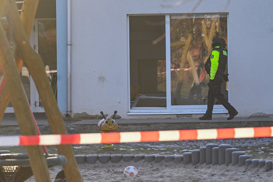 Fünfjähriger von Tür erschlagen: Ermittlungen nach tödlichem Kita-Unfall