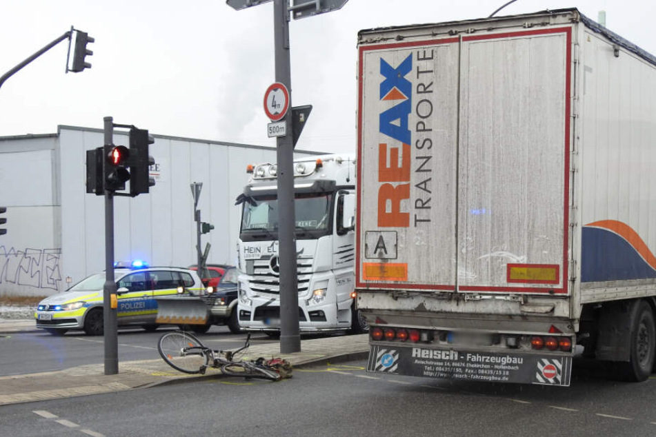 Der Lastwagen und das Fahrrad sind noch an der Unglücksstelle.