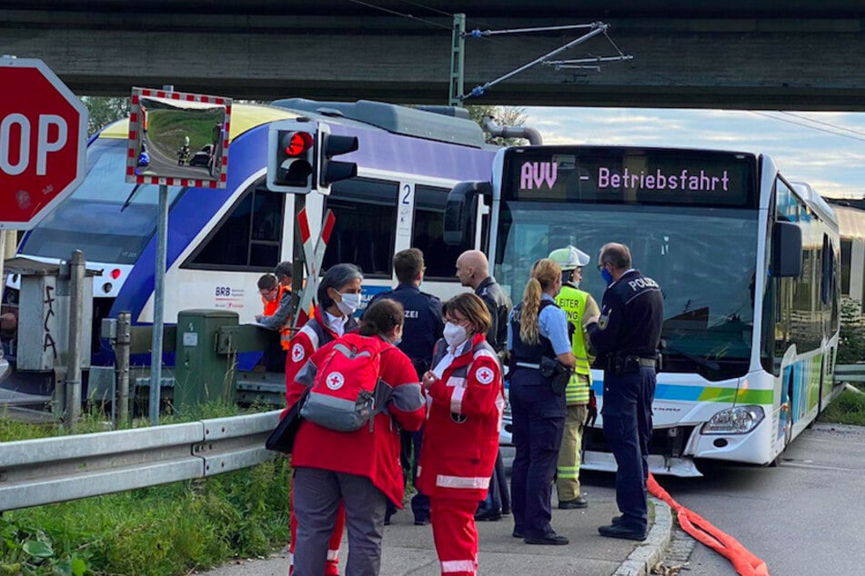 Der Bus wurde durch den Aufprall um 180 Grad gedreht.