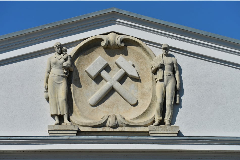 Hammer und Meißel zierten die Fassade der Generaldirektion der SDAG Wismut.
