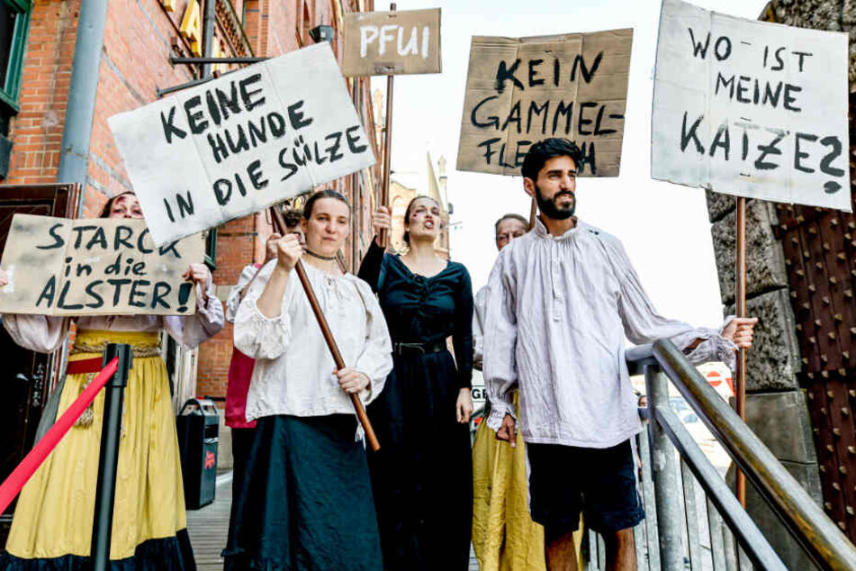 Darsteller inszenieren vor dem Hamburger Dungeon eine Demonstration.