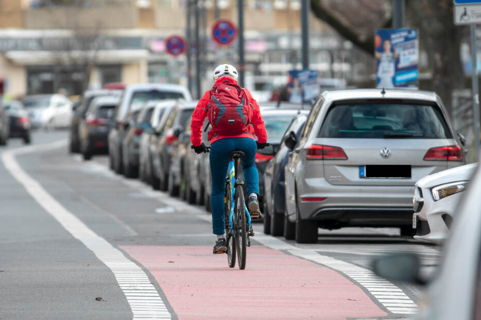 An der Striesener Straße ist der Schutzstreifen für Radler nicht ausreichend breit.