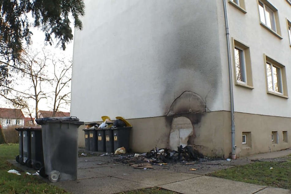 Eine Hausfassade wurde ebenfalls in Mitleidenschaft gezogen.