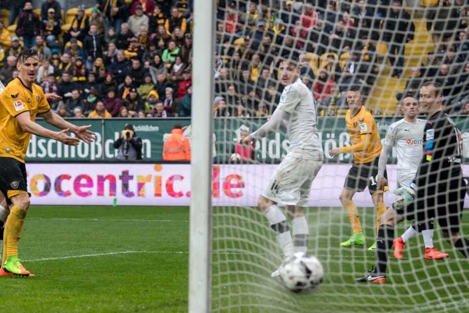 Von Ex-Dynamo Kister sprang der Ball
tatsächlich zum erlösenden 2:0 ins Tor.