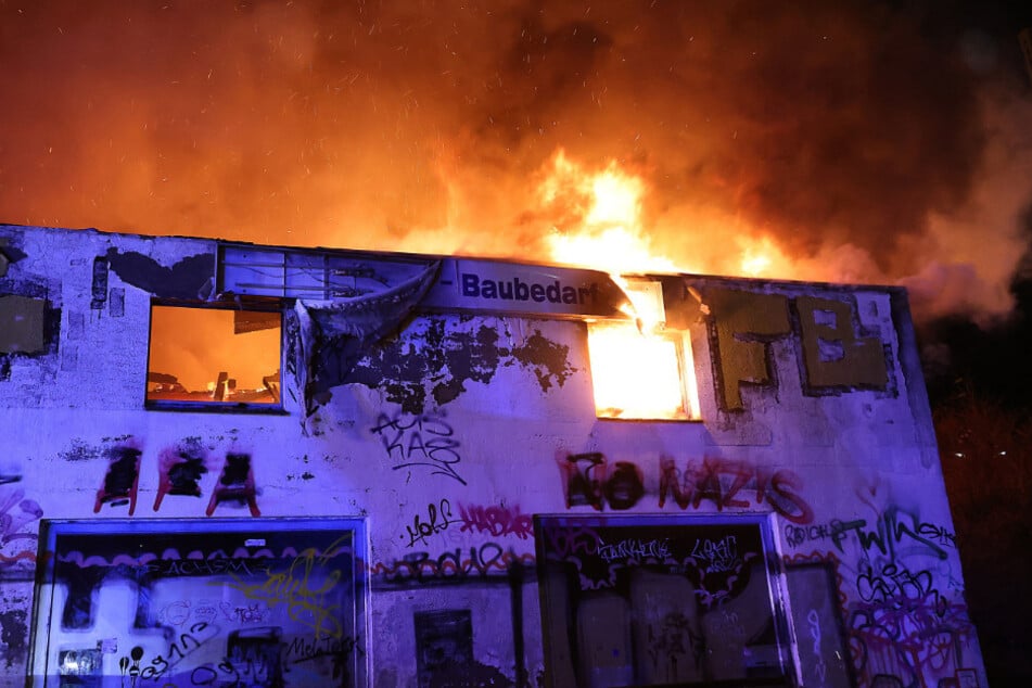 Das Flachdach war beim Eintreffen der Einsatzkräfte bereits durchgebrannt.