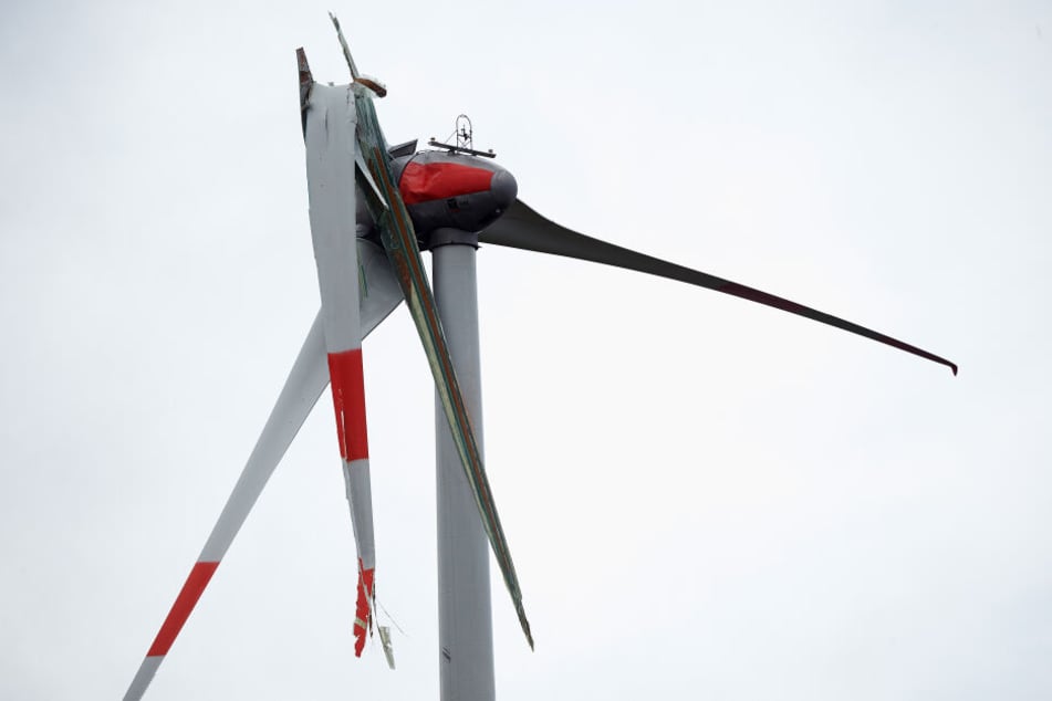 Der abgebrochene Flügel eines Windrades hängt während des Sturmtiefs Bennet am Maschinenhaus.