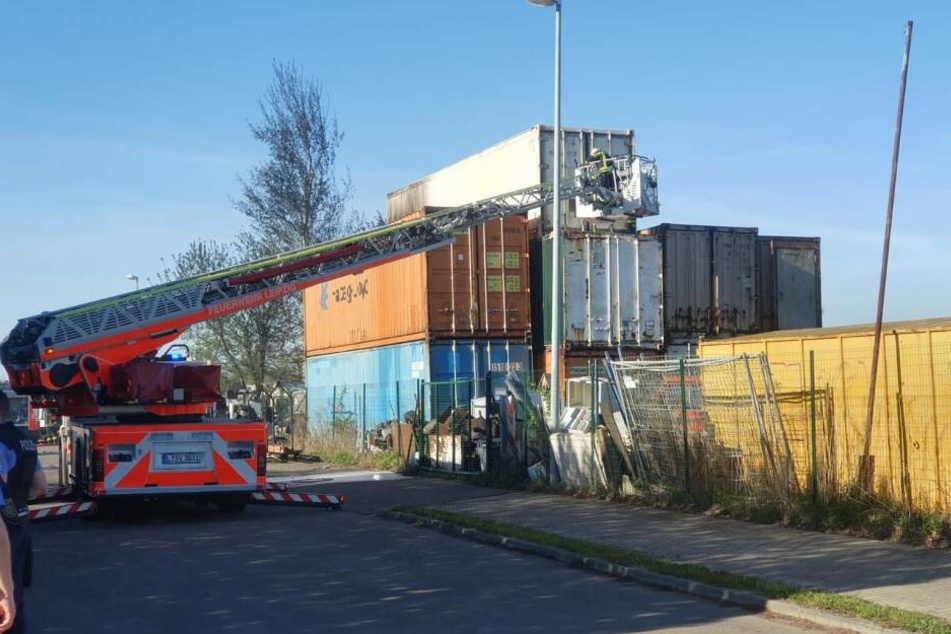 Die Kameraden an dem betroffenen Schiffscontainer.