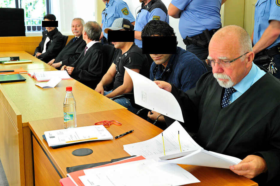Die Angeklagten Soltan A. (21, v.l.), Reza K. (25) und Pesarlai A. (27) müssen sich wegen schweren Raubs vorm Landgericht Chemnitz verantworten.