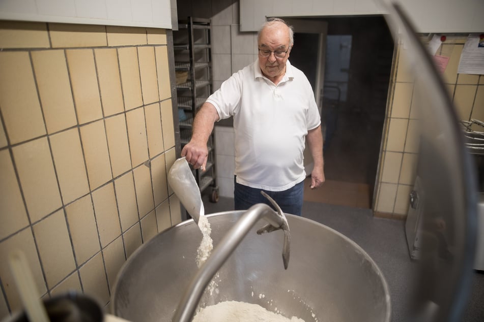 Oh, es riecht gut: Der Teig wird im Kessel einer Knetmaschine durchgeknetet, die 160 bis 200 Liter fassen kann. Diese Masse reicht für 3200 Pumpernickel.