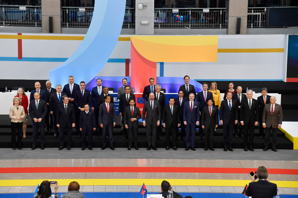 Die Staatsoberhäupter der Europäischen Union und ihre Amtskollegen aus dem Verband Südostasiatischer Nationen stellen sich während des EU-ASEAN-Gipfels für ein Gruppenfoto auf.