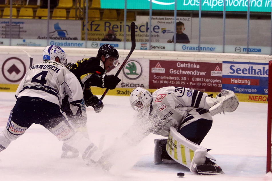Da war wenig Platz für den Tölzer Max Frech. Steve Hanusch (l.) und Riku Helenius verteidigten das Eislöwen-Tor.
