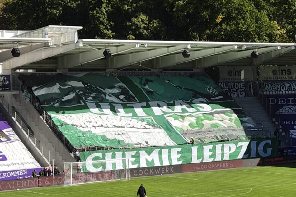 Volle Gästetribüne im Erzgebirgsstadion. Insgesamt 1800 Chemie-Fans sind ins Lößnitztal gereist.
