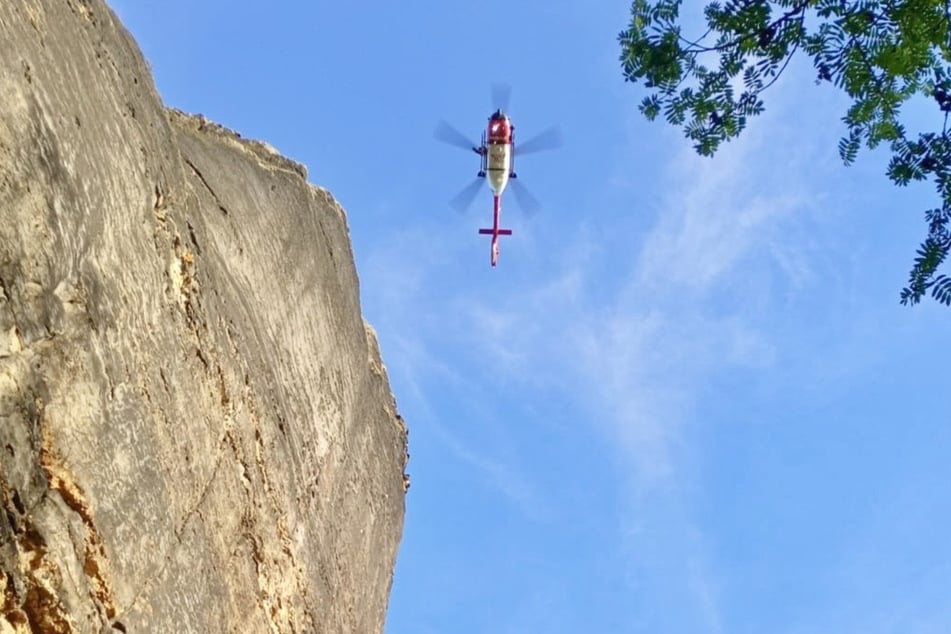 Mithilfe einer Seilwinde zog der Rettungshubschrauber Christoph 62 den verletzten Kletterer in die Lüfte.