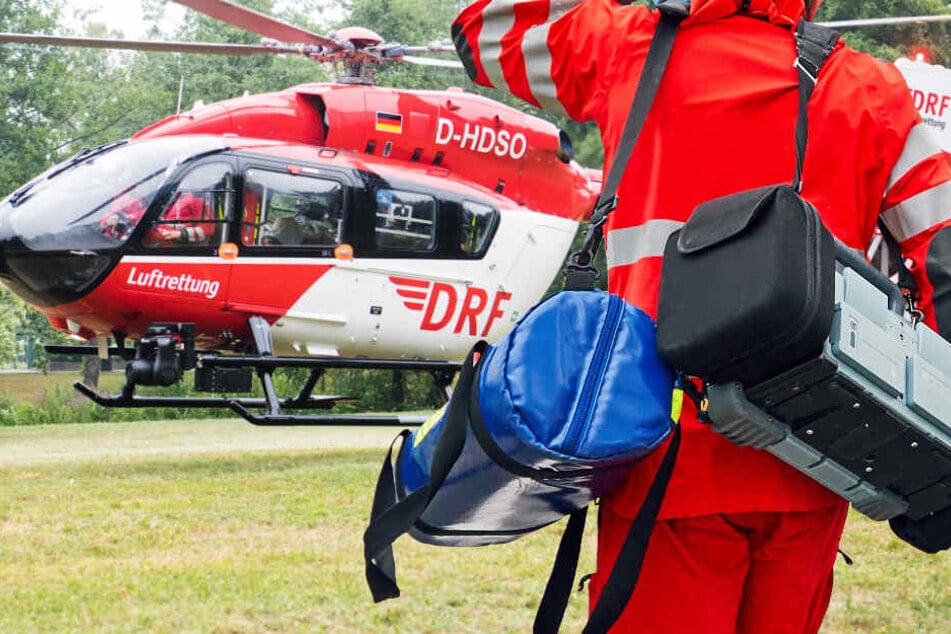 Ein Rettungshubschrauber brachte den Mann in ein Krankenhaus (Symbolbild).
