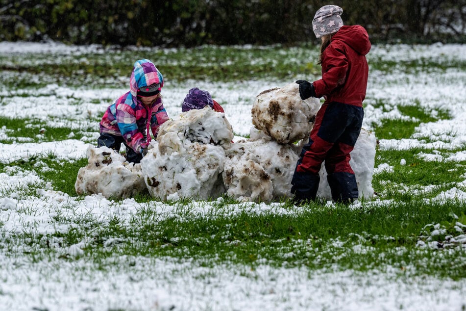 In Niederbayern konnten Kinder am Wochenende die ersten Schneemänner bauen.