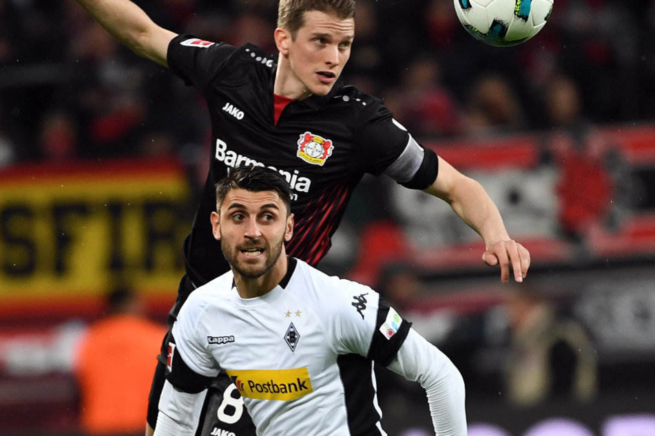 Lars Bender und Vincenzo Grifo im Kampf um den Ball. Greift Hertha bei dem Gladbacher zu?